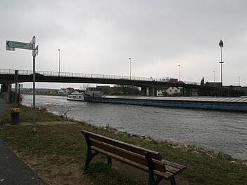 Dunkle Wolken über der Hirschaider Kanalbrücke: Das 1965 eingeweihte Bauwerk ist reparaturbedürftig. Möglicherweise muss die Brücke über den Donau-Main-Kanal sogar abgerissen und durch einen Neubau ersetzt werden. Fotos: Werner Baier