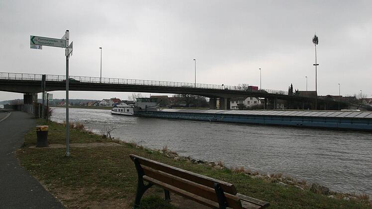 Dunkle Wolken über der Hirschaider Kanalbrücke: Das 1965 eingeweihte Bauwerk ist reparaturbedürftig. Möglicherweise muss die Brücke über den Donau-Main-Kanal sogar abgerissen und durch einen Neubau ersetzt werden. Fotos: Werner Baier
