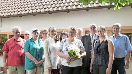 Rosemarie Müller mit ihrem Geburtstagsstrauß Foto: Werner Reißaus