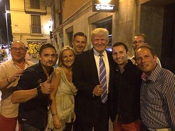 Gutgelaunt posiert Donald Trump in Barcelona mit den deutschen Kurzurlaubern. Links neben "Mr. President" stehen Christian Kress (2. v. l.), und Silke Olschewski, dahinter André Olschewski. Das Foto wurde übrigens von Trumps glatzköpfigen Bodygard geschossen, der bei jedem Auftritt während des Wahlkampfes im TV zu sehen war. Foto: privat