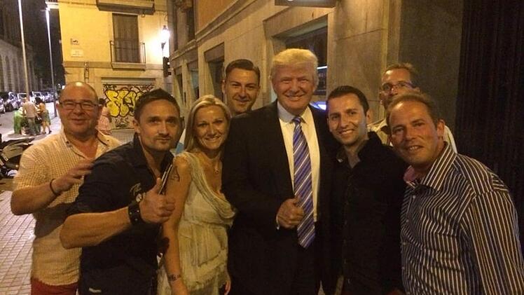 Gutgelaunt posiert Donald Trump in Barcelona mit den deutschen Kurzurlaubern. Links neben "Mr. President" stehen Christian Kress (2. v. l.), und Silke Olschewski, dahinter André Olschewski. Das Foto wurde übrigens von Trumps glatzköpfigen Bodygard geschossen, der bei jedem Auftritt während des Wahlkampfes im TV zu sehen war. Foto: privat