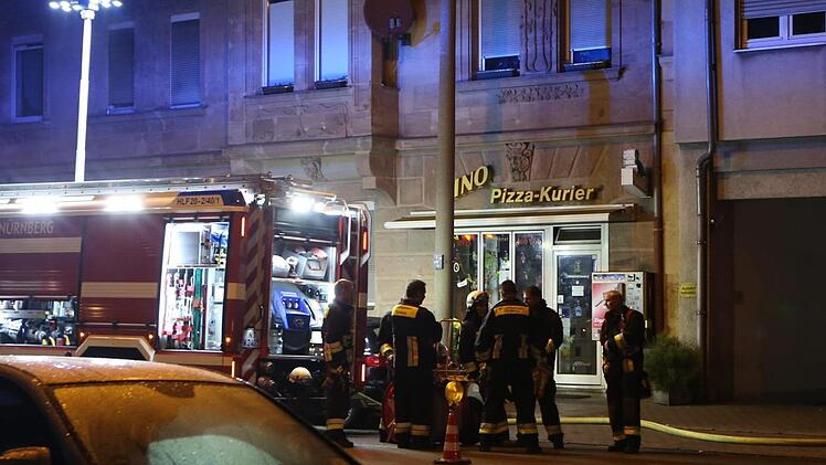 Nach dem Fund einer leblosen Frau in einer brennenden Wohnung in Nürnberg hat die Mordkommission Ermittlungen aufgenommen. Foto: NEWS5 / Grundmann