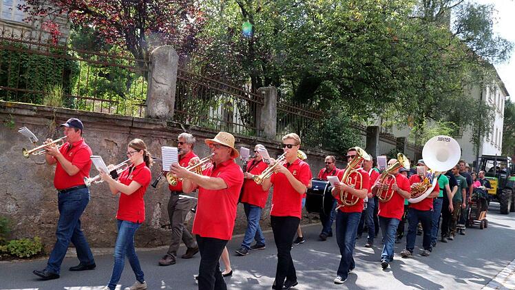 Die Weingartsgreuther Musikanten geleiten den Baum, die Burschen und Madli musikalisch.