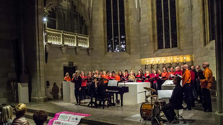 Ein Benefizkonzert mit dem Chor Unerhört lockte zahlreiche Zuhörer an.Foto: Jochen Berger