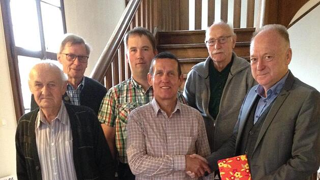 Ewald Baumeister (Mitte) ist von B&uuml;rgermeister Helmut Blank (rechts) als Feldgeschworener vereidigt worden.  Die Feldgeschworenen (von links) Toni Henneberger Karl Heinz Mangold, Christoph Gehring und Hubert Rink. Elke Schmidt