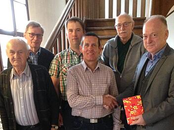 Ewald Baumeister (Mitte) ist von Bürgermeister Helmut Blank (rechts) als Feldgeschworener vereidigt worden.  Die Feldgeschworenen (von links) Toni Henneberger Karl Heinz Mangold, Christoph Gehring und Hubert Rink. Elke Schmidt