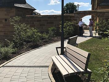 Die Wege zur Kirche (l.), zum Friedhof (r.) und zum Pfarramt sind neu gepflastert und behindertengerecht.