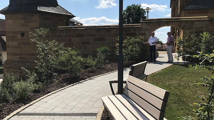 Die Wege zur Kirche (l.), zum Friedhof (r.) und zum Pfarramt sind neu gepflastert und behindertengerecht.