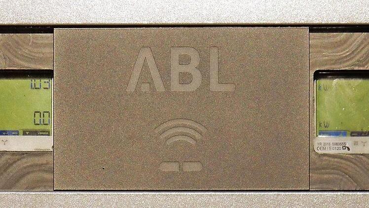 Die Mitfahrbank in der Talstraße gegenüber dem Hotel "Zur Post" (Foto oben): auffällig bemalt und mit Richtungsschildern ausgestattet. Auf ihr sitzt der Wanderer Rost. Die neue Ladestation am Parkplatz des Freibads ist ebenfalls fertig und ist "grün" geschaltet. Allein die Markierung auf der Straße fehlt noch. Noch zeigt die Anzeige der Ladestation 0 an. Doch bald wird es sich dank Smartphone und Internet herumgesprochen haben, dass man in Egloffstein standardisierte und vom Bund gesponserte ...