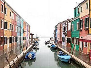 Bunte Fassaden an einem schmalen Kanal - ein klassisches Italien-Motiv, das in keiner Ausstellung fehlt. Fotos: privat