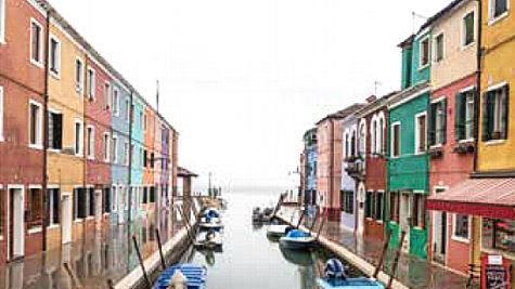Bunte Fassaden an einem schmalen Kanal - ein klassisches Italien-Motiv, das in keiner Ausstellung fehlt. Fotos: privat