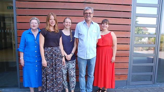 Schulleiterin Freifrau Ulrike von und zu der Tann verabschiedete sich mit besten Wünschen für die Zukunft von den beiden Lehrerinnen Laura Rubin und Jelena Deutscher, Konrektor und "Multitalent" Michael Kübert und Jugendsozialarbeiterin Sarah Zienow (von links). Foto: M Mellenthin