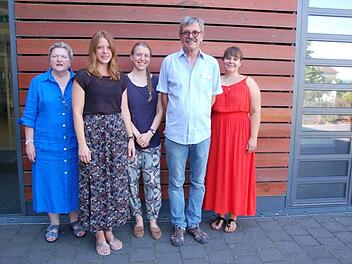 Schulleiterin Freifrau Ulrike von und zu der Tann verabschiedete sich mit besten Wünschen für die Zukunft von den beiden Lehrerinnen Laura Rubin und Jelena Deutscher, Konrektor und "Multitalent" Michael Kübert und Jugendsozialarbeiterin Sarah Zienow (von links). Foto: M Mellenthin