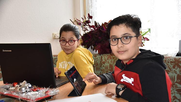 Die Zwillinge Balkis und Mohammad Alissa erledigen gewissenhaft am Vormittag ihre Arbeitsaufträge - Foto Uschi Prawitz
