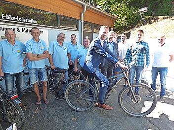 Landrat Florian Wiedemann (auf dem Fahrrad) freut sich zusammen mit Bürgermeister Thomas Thiem, zweitem Bürgermeister Lothar Huss, drittem Bürgermeister Klaus Lang und der Vorstandschaft des Fördervereins über die Verwirklichung des Projekts.