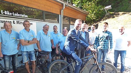 Landrat Florian Wiedemann (auf dem Fahrrad) freut sich zusammen mit Bürgermeister Thomas Thiem, zweitem Bürgermeister Lothar Huss, drittem Bürgermeister Klaus Lang und der Vorstandschaft des Fördervereins über die Verwirklichung des Projekts.