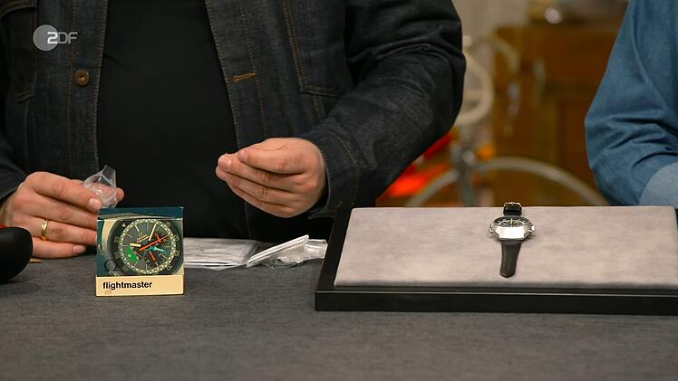 "Da ist alles gemacht worden", sortierte Deutschmanek glücklich alle Teile, die neben der "Omega Flightmaster" lagen. "Das sehe ich sofort an den Tütchen, dass Omega da dran war."