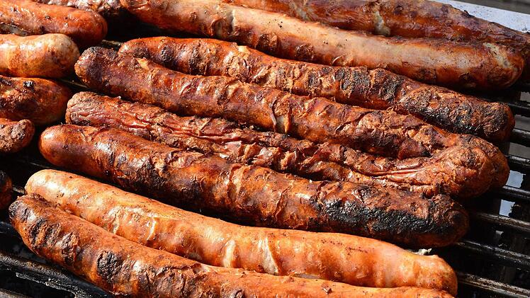 Fränkische oder Thüringer Bratwurst? Auf der Bergkerwa keine Frage. Foto: Martin Schutt dpa