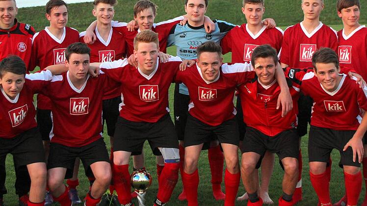 Die U17 Junioren des SSV Kitzingen gewinnen in Laub mit einem 3:2-Sieg über die FSG Wiesentheid den Landrätepokal. (hinten links): Sebastian Stumpf, Maximilian Mayer, Dominik Laudenbach, Sebastian Hehn, Tobias Uhl, Daniel Veh, Pascal Kapp, Fabian Kühnl, (vorne links) Mario Paul, Jakob Rohr, Johannes Grieb, Nils Lange, Yanik Unger, Lukas Schimmer. Foto: Thomas