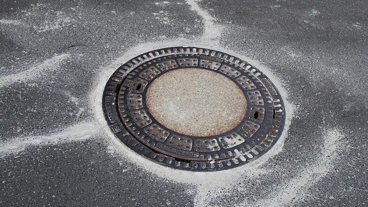 Die Risse um den Gullideckel wurden verfüllt.