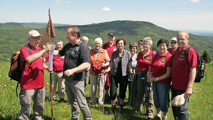 Thomas Hammelmann (2. von links) übergibt einen Erinnerungswimpel zum Fest "100 Jahre Kissinger Hütte" an eine Wandergruppe aus Bastheim (Landkreis Rhön-Grabfeld). Fotos: Werner Vogel