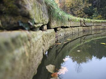 Der Wasserstand des Entenweihers in einem kleinen Park im Schießgraben ist in den vergangenen Monaten stark gesunken. Fotos: Thomas Heuchling
