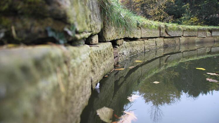 Der Wasserstand des Entenweihers in einem kleinen Park im Schießgraben ist in den vergangenen Monaten stark gesunken. Fotos: Thomas Heuchling