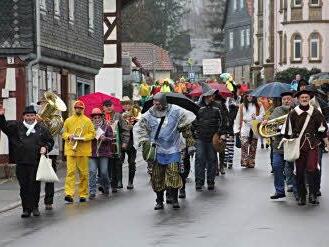 Schornsteinfeger Dieter Reisenweber, Bürgermeister Helmut Dietz als "Ritter von Memmendorf" und Landsknecht Siegfried Kirchner (vorne von links), gefolgt von der Gereuther Blaskapelle, führten den Faschingsumzug in Untermerzbach an.  Foto: Helmut Will