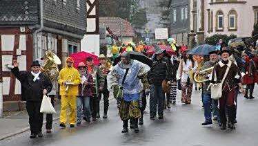 Schornsteinfeger Dieter Reisenweber, Bürgermeister Helmut Dietz als "Ritter von Memmendorf" und Landsknecht Siegfried Kirchner (vorne von links), gefolgt von der Gereuther Blaskapelle, führten den Faschingsumzug in Untermerzbach an.  Foto: Helmut Will