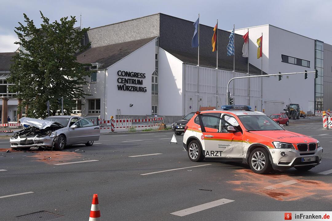 Notarztwagen verunglückt auf Einsatzfahrt