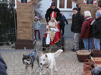 Mit Spannung wurde der Niklaus mit dem Hundeschlitten erwartet, der von Siegfried Hartung gesteuert wurde.  Fotos: Helmut Will