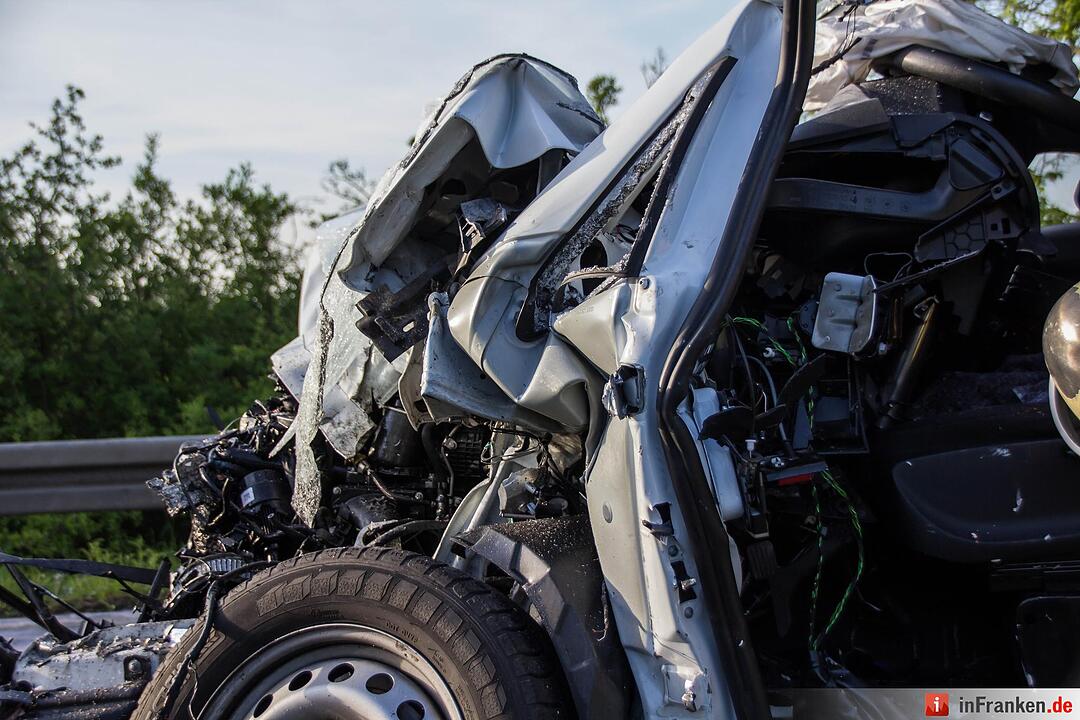 Schwerer Unfall in Fürth: Kleintransporter kracht in Kehrfahrzeug