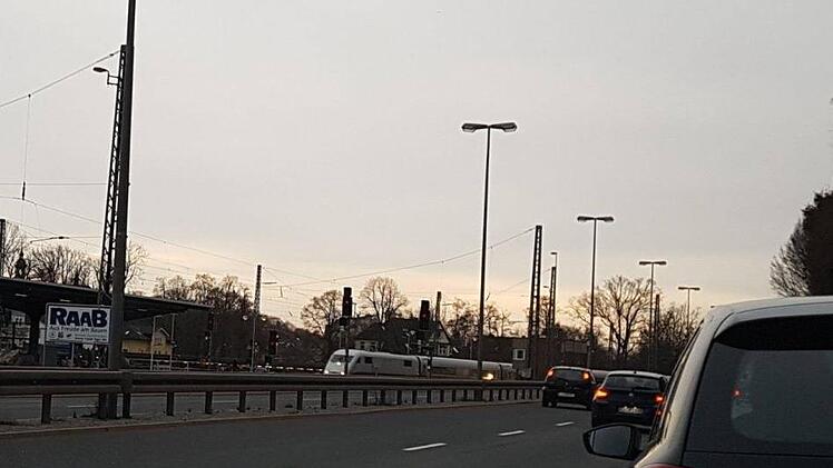 Der fast pünktliche ICE nach Berlin am Mittwochnachmittag am Coburger BahnhofUlrike Nauer