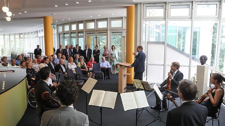 Im Foyer der Konzerthalle fand die Gedenkfeier anlässlich des 50. Todestages von Joseph Keilberth  statt. Foto: Barbara Herbst