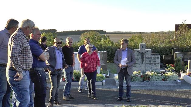Der Bau- und Umweltausschuss Oberaurach besichtigte den Friedhof in Dankenfeld und beschloss zahlreiche Maßnahmen. Foto: Christian Licha
