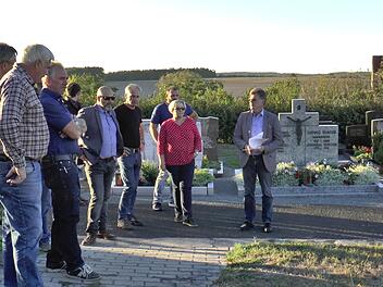 Der Bau- und Umweltausschuss Oberaurach besichtigte den Friedhof in Dankenfeld und beschloss zahlreiche Ma&szlig;nahmen. Foto: Christian Licha
