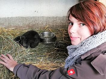 Helferin Samira Kempf (19) sorgt sich um ein krankes Kaninchen. In Zukunft könnte sie das Gehege alleine betreuen. Foto: Sigismund von Dobschütz
