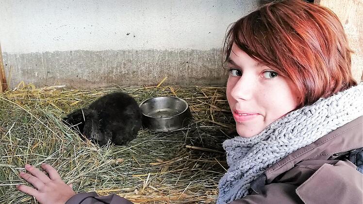 Helferin Samira Kempf (19) sorgt sich um ein krankes Kaninchen. In Zukunft könnte sie das Gehege alleine betreuen. Foto: Sigismund von Dobschütz