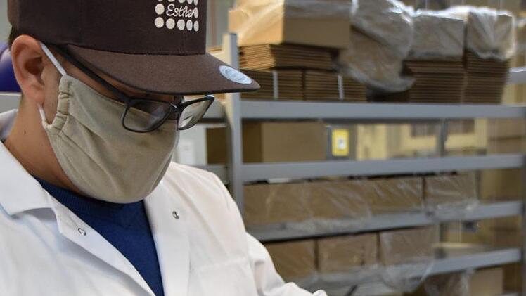 Der Chef persönlich rührt den Alkohol in die Lebkuchentrüffelmasse. Foto: Uschi Prawitz