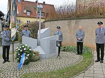 Mit einer Kranzniederlegung am Kriegerdenkmal beendete der Krieger- und Militärverein Schlaifhausen die Gedenkfeier.
