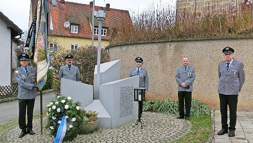 Mit einer Kranzniederlegung am Kriegerdenkmal beendete der Krieger- und Militärverein Schlaifhausen die Gedenkfeier.
