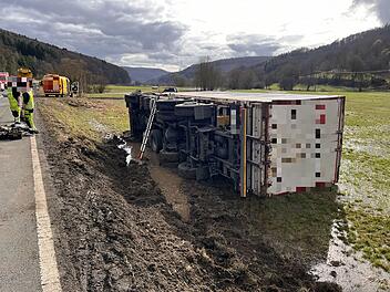 Lastwagen kommt von Fahrbahn ab: Fahrer leicht verletzt