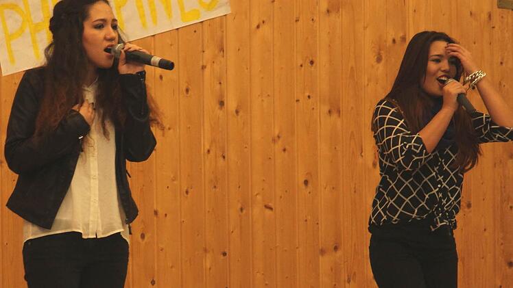 Karin Hornung (links) und ihre Cousine Maria Caliguiran bei ihrem Auftritt mit Cover-Liedern.