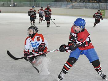 Wirbelnde Eis-Kristalle: Bad Kissingens Jung-Wolf Christian Kaiser (rechts) in Aktion im Spiel gegen Bad Nauheim. Fotos: Hopf