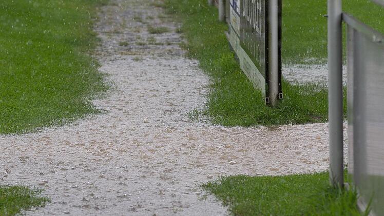 Der Eingang zum Hauptplatz stand nach dem Gewitterregen unter Wasser. Foto: Heinrich Weiß