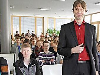 Professor Wim Martens sprach zum Auftakt der Exzellenz-Initiative am Markgraf-Georg-Friedrich-Gymnasium.  Foto: Sonja Adam
