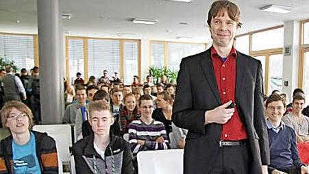 Professor Wim Martens sprach zum Auftakt der Exzellenz-Initiative am Markgraf-Georg-Friedrich-Gymnasium.  Foto: Sonja Adam