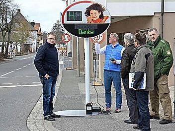Vertreter der Fachbehörden und Bürgermeister Thilo Wagner (li.) inspizieren das Dialog-Display. Foto: Dieter Grams