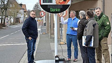 Vertreter der Fachbehörden und Bürgermeister Thilo Wagner (li.) inspizieren das Dialog-Display. Foto: Dieter Grams