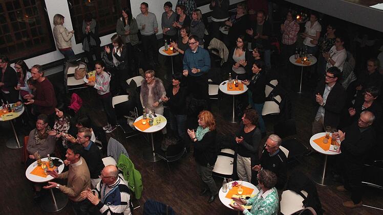 Das Publikum klatscht mit